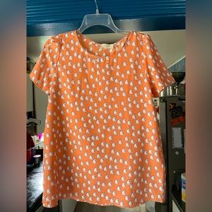 Cute tee w/ backside buttons